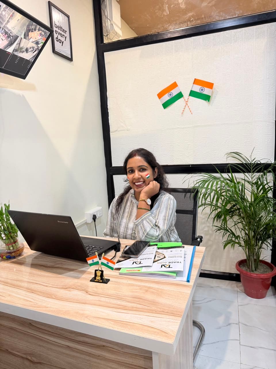 TradeAura students celebrating Independence Day with tricolor decorations and flags