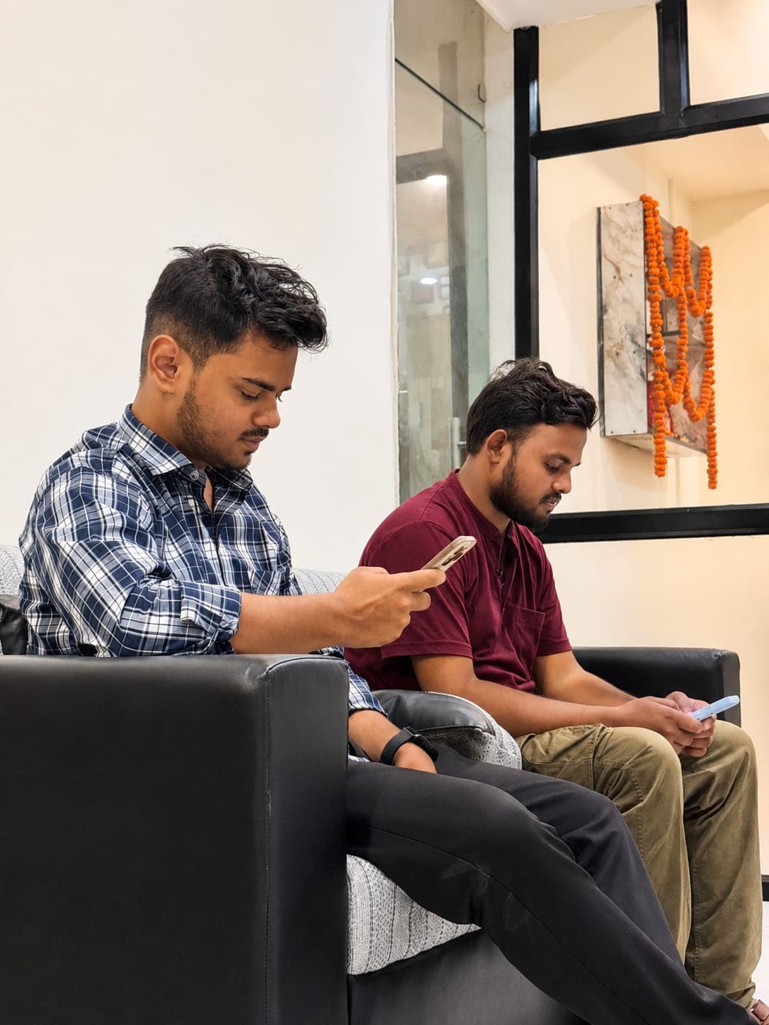 Two TradeAura students relaxing in the institute lounge between trading sessions